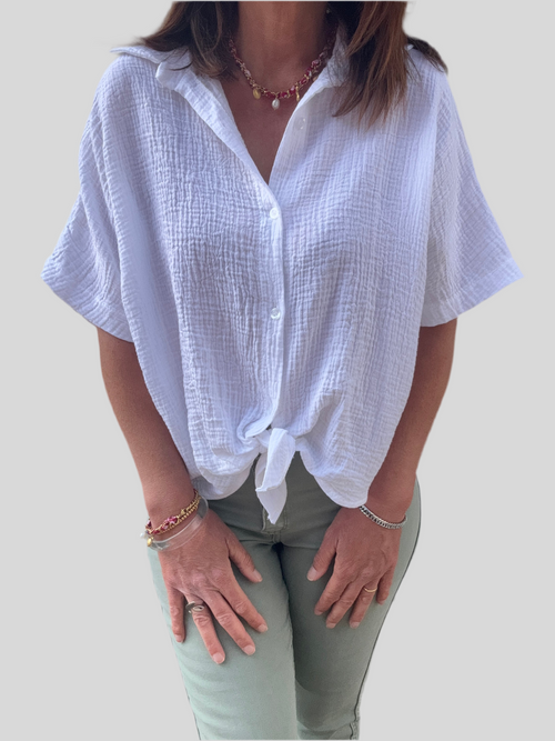 Chemise blanche en gaze de coton, douce et aérienne. Une pièce idéale pour un look frais et naturel. À retrouver chez Sublima Dress à Charly (69390), près de Lyon.