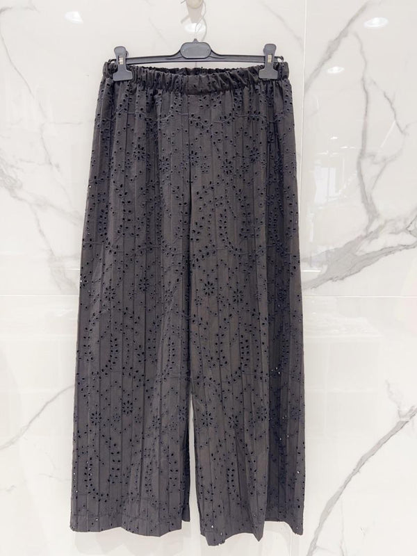 Pantalon Kelly – Un souffle de légèreté brodé pour l’été