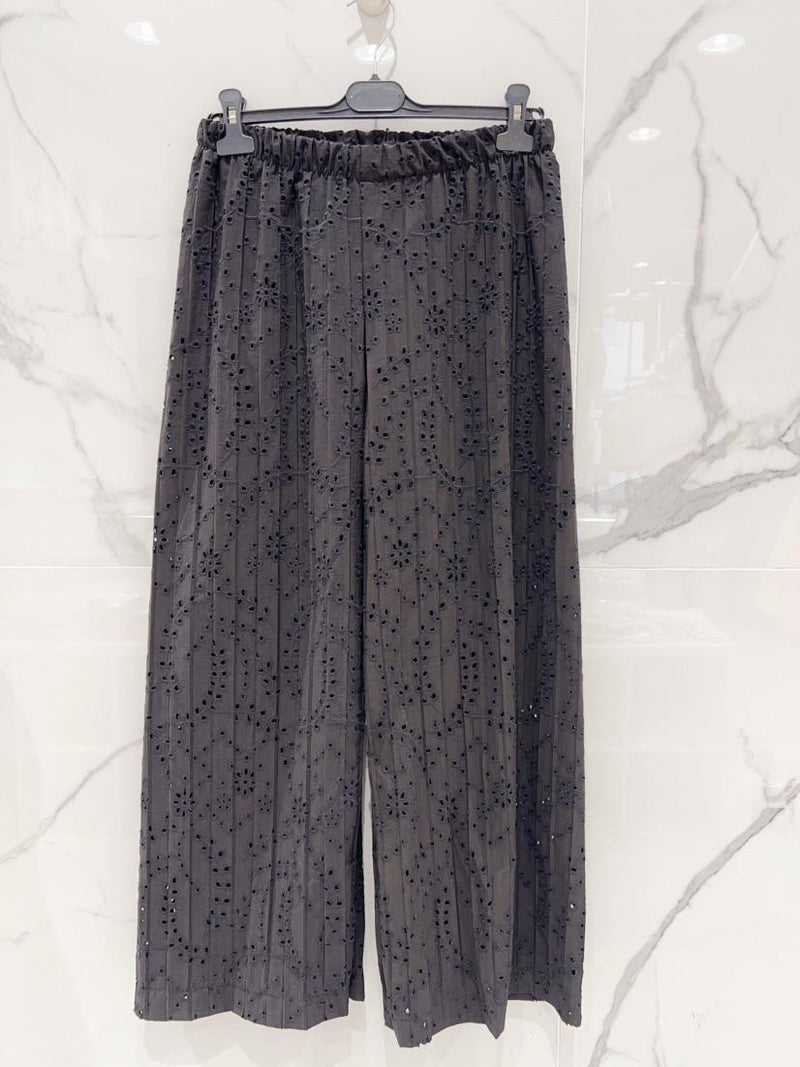 Pantalon Kelly – Un souffle de légèreté brodé pour l’été